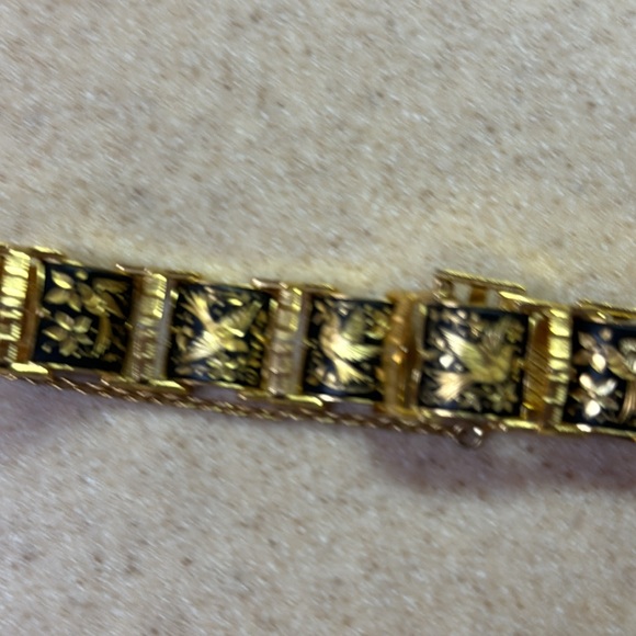 Bird bracelet. Gold tone with black and golden colored birds. - Picture 6 of 8